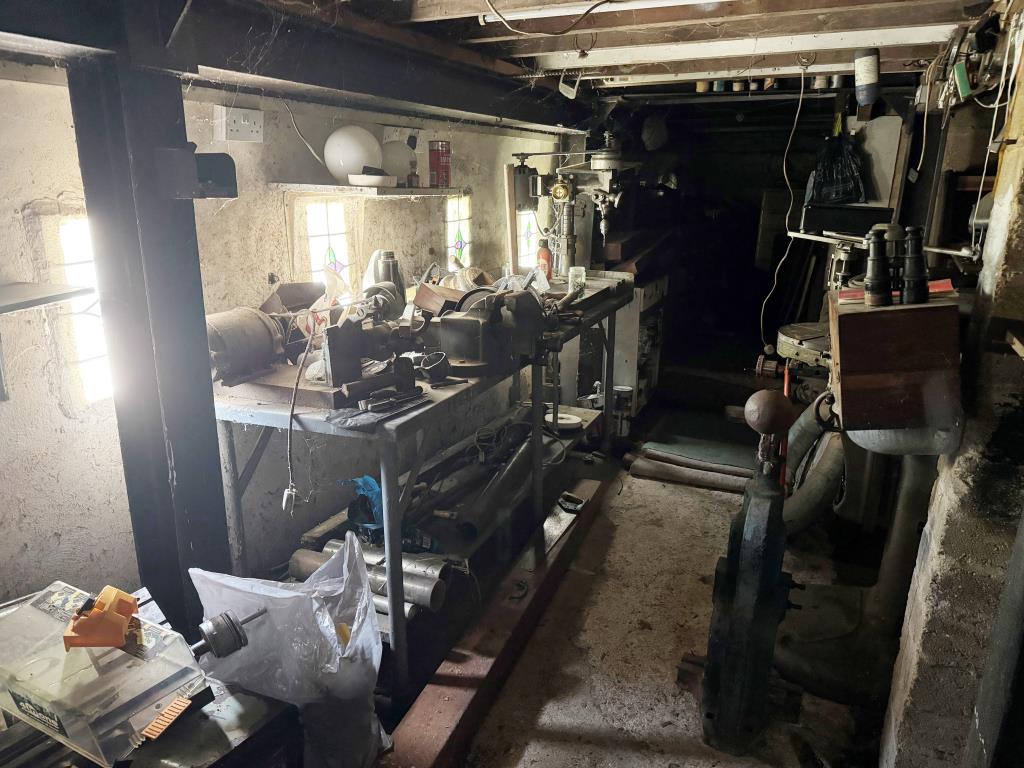 Lot: 117 - FREEHOLD DETACHED HOME WITH SIGNIFICANT STRUCTURAL DAMAGE - The Man Cave Beneath the House